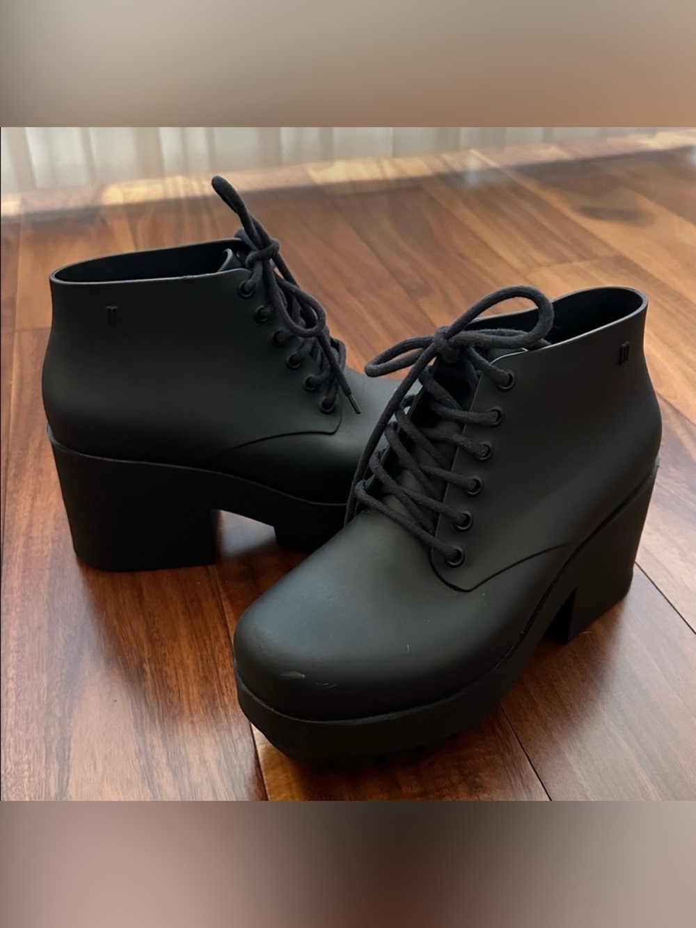 MELISSA STELLAR BLACK
PLATFORM LUG SOLE JELLY
ANKLE BOOTIE SIZE 8